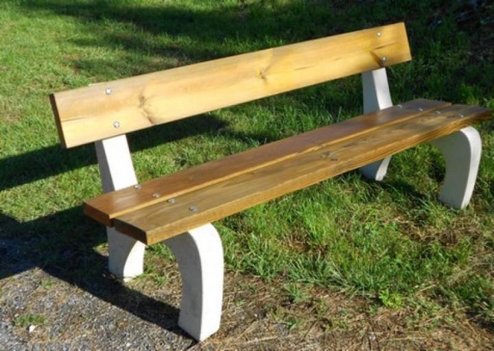 Banc pieds béton blanc / lames bois pin sylvestre